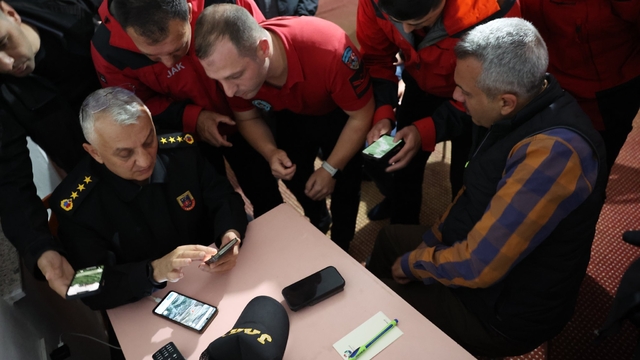 Rize Valisi Baydaş, düşen özel jete ulaşılması için yürütülen çalışmaları sahada koordine ediyor