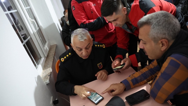 Tek motorlu uçakla dünya turuna çıkan pilot, kaza kırıma uğradı; 2 kişiye ulaşılmaya çalışılıyor (4)