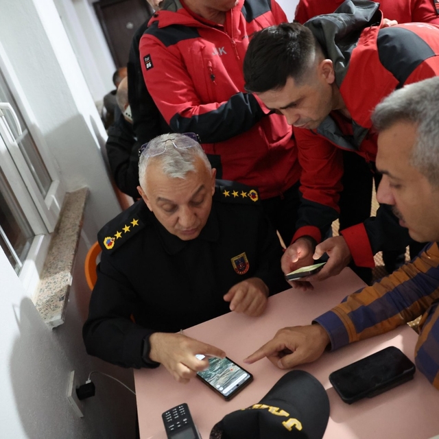 Tek motorlu uçakla dünya turuna çıkan pilot, kaza kırıma uğradı; 2 kişiye u...