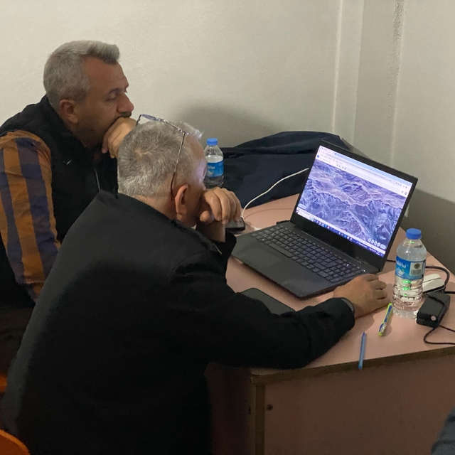 Tek motorlu uçakla dünya turuna çıkan pilot, kaza kırıma uğradı; 2 kişiye u...