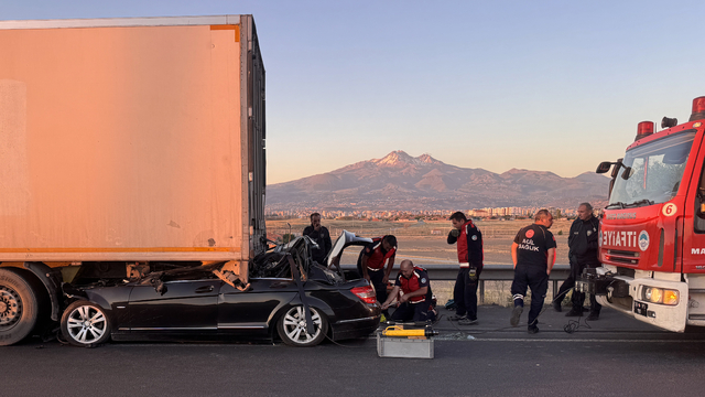 Kayseri'de tıra çarpan otomobilin sürücüsü öldü