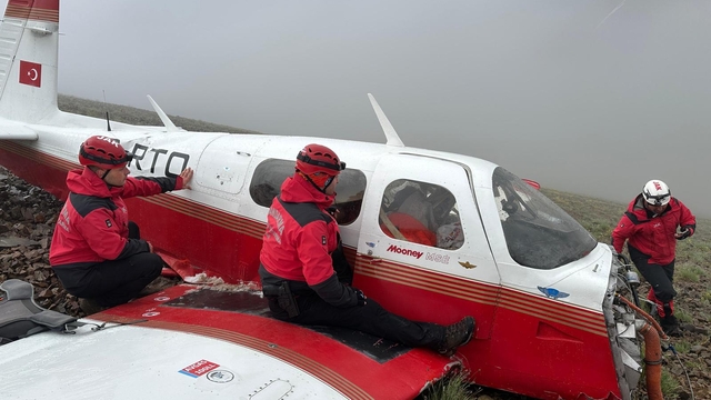 Dünya turuna çıkan pilotun tek motorlu uçağı düştü; pilot öldü, kadın yolcuya sağ ulaşıldı