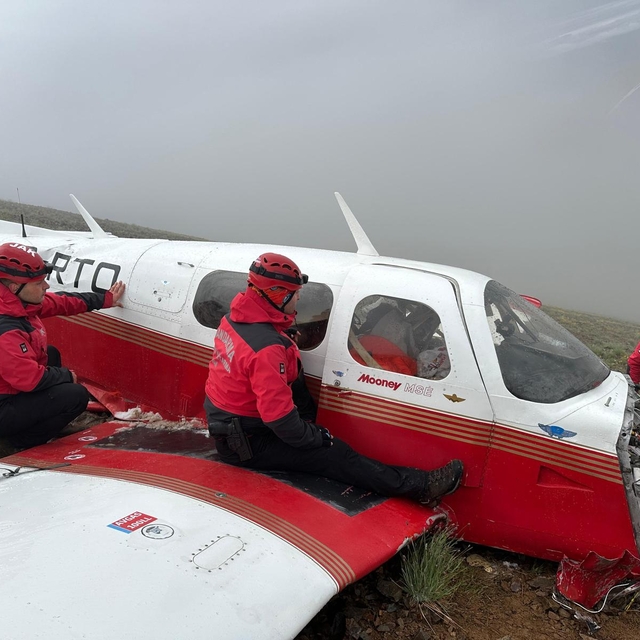Dünya turuna çıkan pilotun tek motorlu uçağı düştü; pilot öldü, kadın yolcu...