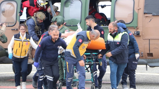 Dünya turuna çıkan pilotun tek motorlu uçağı düştü; pilot öldü, kadın yolcuya sağ ulaşıld (3)