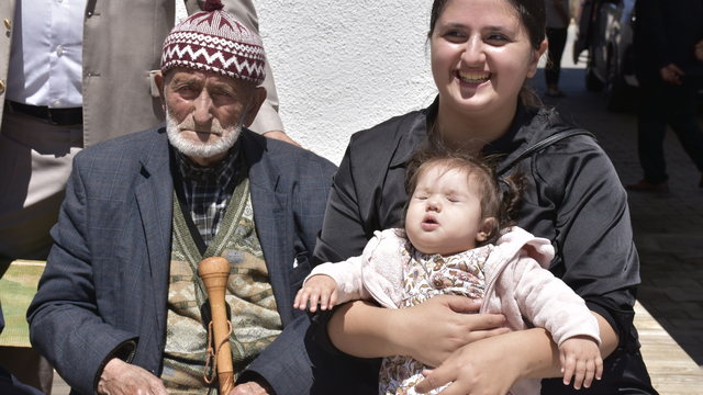 100'üncü yaş gününü torununun torunu ile kutladı