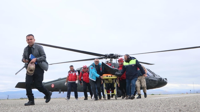 Dünya turuna çıkan pilotun tek motorlu uçağı düştü; pilot öldü, kadın yolcuya sağ ulaşıldı (4)