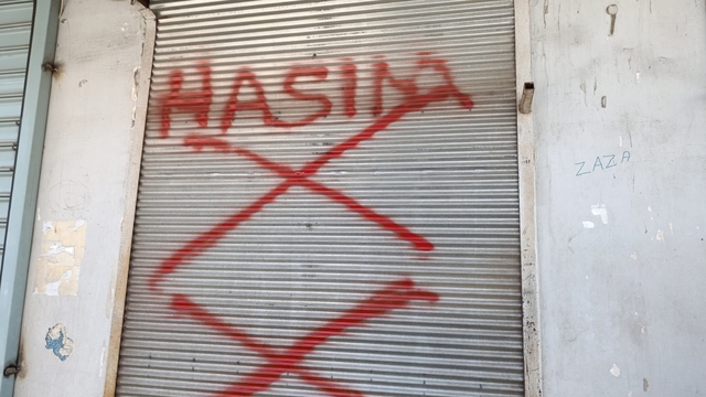 Dükkanının kepengine 'hasım' yazan kişiyi tabancayla bacağından vurdu