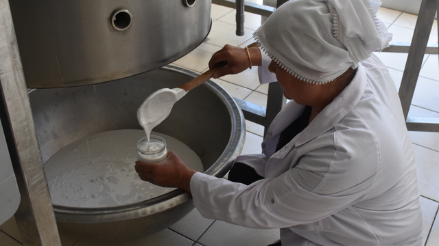 Afyonkarahisarlı kadınlar yaptıkları doğal tahin ve köpük helva ile kazanç sağlıyor