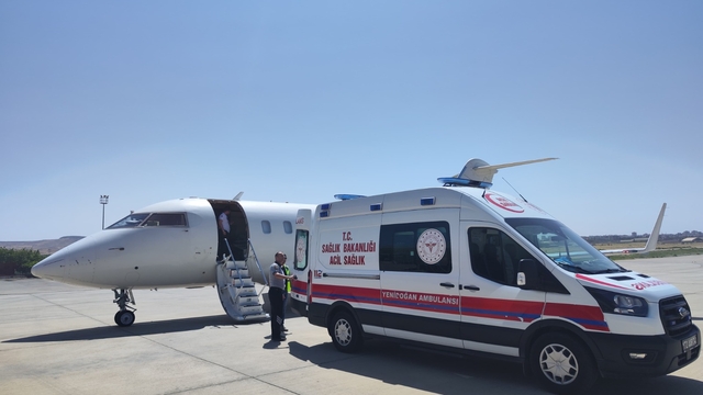 Batman'da ambulans uçak 33 günlük bebek için havalandı