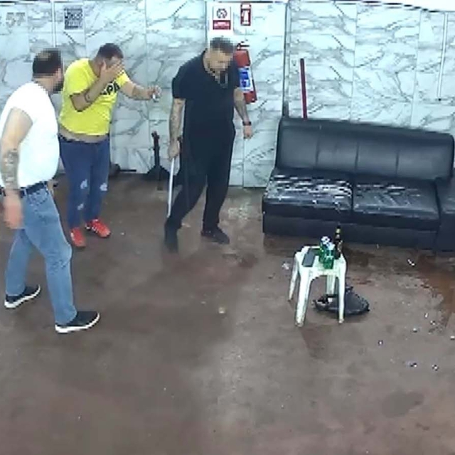 Oto tamircide levye ile dövüldü; o anlar kamerada