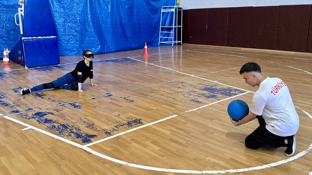 Görme engelli tarih öğretmeni, engellilere örnek olmak için "golbol"e başladı