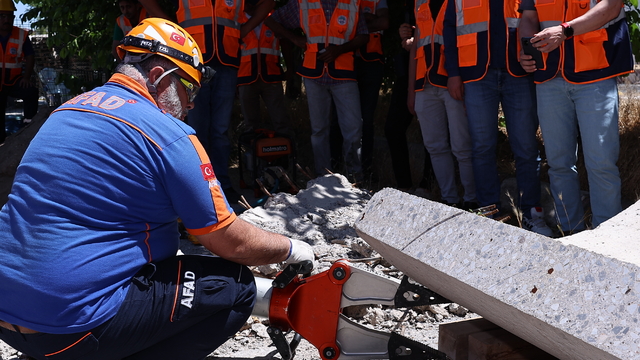 Kayseri'de, "Asrın felaketi"nde görev alan ekiplere uygulamalı eğitim veriliyor