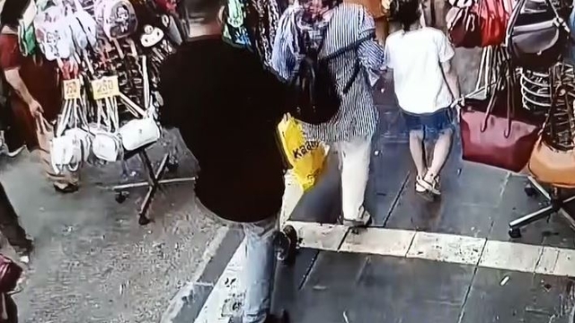 Kadının sırt çantasından 700 bin TL'lik ziynet eşyası çaldı; hırsızlık kamerada