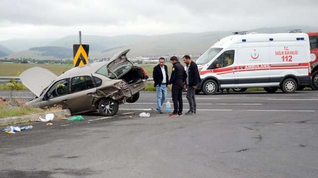 Kars'ta iki otomobilin çarpıştığı kazada 3 kişi yaralandı