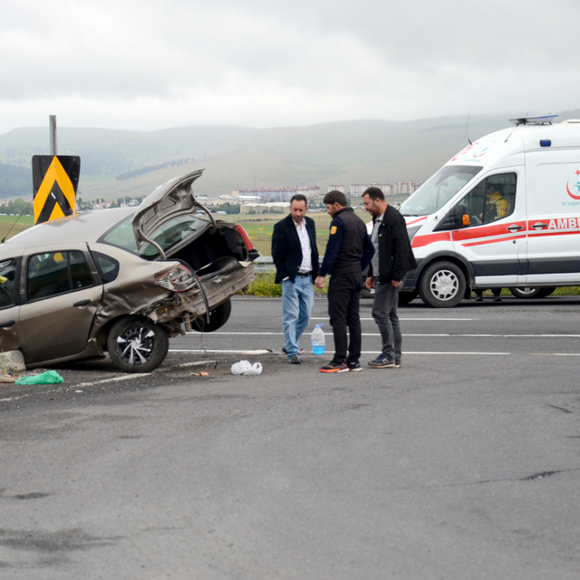 Kars'ta iki otomobilin çarpıştığı kazada 3 kişi yaralandı