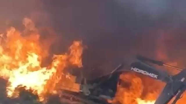 Alevlerin arasında kalan ekskavatörün operatörü ölümden döndü