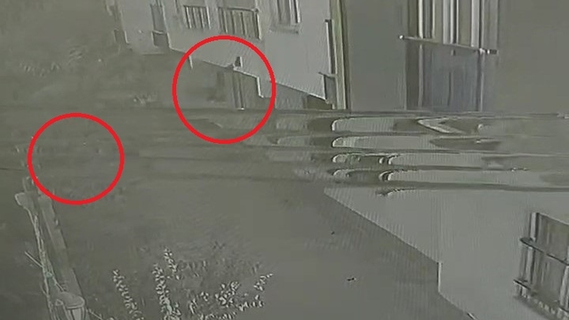 Bisiklet, duvara çarpınca bahçeye düştüler; kaza kamerada