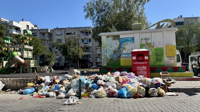 İzmir Karşıyaka'da temizlik araçları arızalanınca bazı noktalarda çöp yığınları oluştu