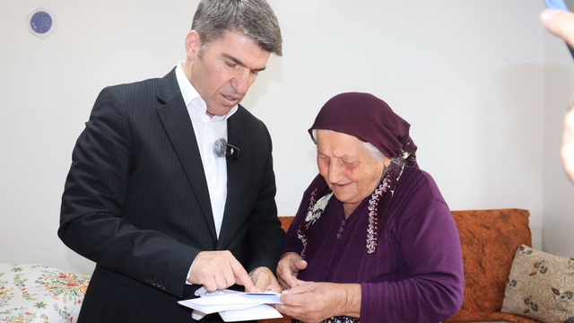 101 yaşındaki Ümmehan Balta'ya yeni kimliği evinde verildi