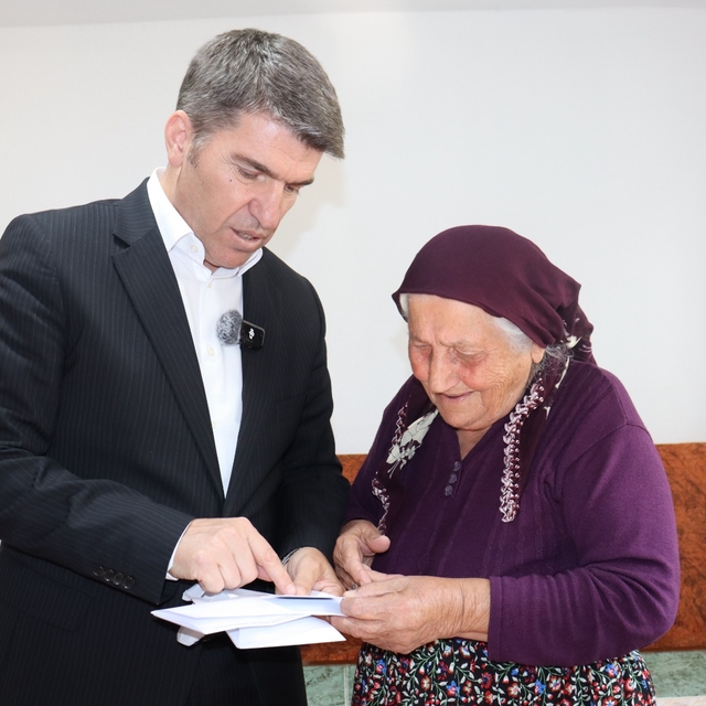 101 yaşındaki Ümmehan Balta'ya yeni kimliği evinde verildi