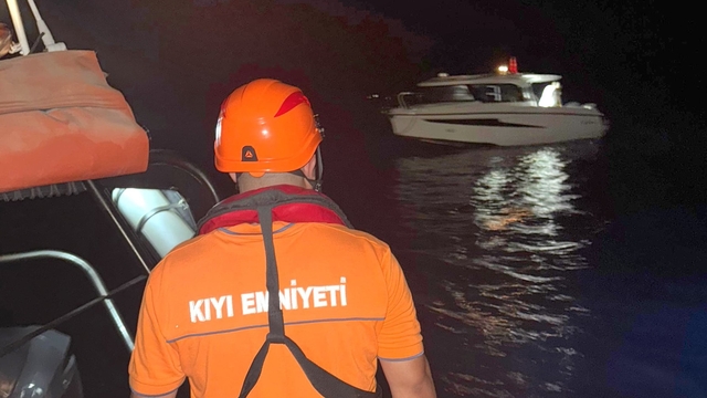 Marmaris açıklarında sürüklenen tekne kurtarıldı