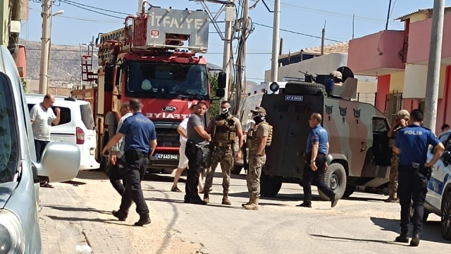 Eşi ve 2 çocuğunu rehin alan şüpheli 3 saat sonra ikna edilip gözaltına alındı