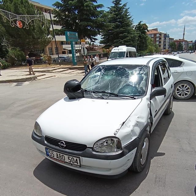 Merzifon'da otomobille çarpışan motosikletin sürücüsü yaralandı