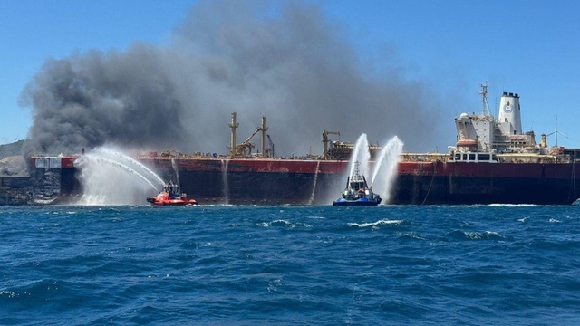 Aliağa Limanı'nda sökümü yapılan gemide yangın çıktı