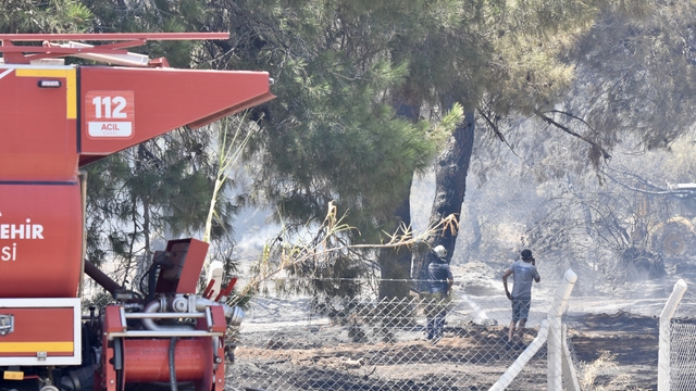 GÜNCELLEME - Antalya'nın Muratpaşa ilçesinde çıkan orman yangını kontrol altına alındı
