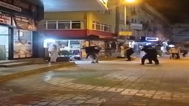 Polisleri silahla tehdit edip üzerlerine yürüyünce bacağından vurulan şüpheli tutuklandı