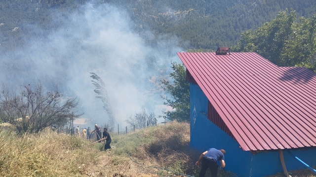 Adana'da çalılık alanda çıkan yangın kontrol altına alındı