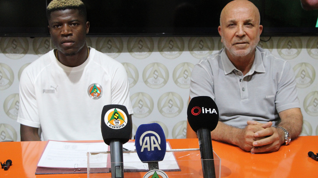 Alanyaspor, Angolalı futbolcu Maestro ile 4 yıllık sözleşme imzaladı