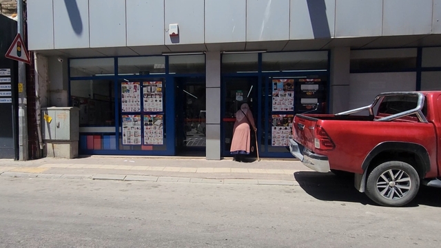 Kasiyere yumruk atan şüpheliye müdahale eden müşteri: Bir kadın darbediliyordu duramadım (2)