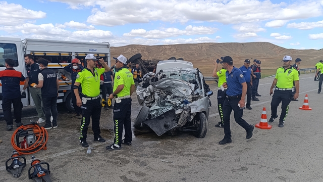Yozgat'ta otomobil ile kamyonun çarpıştığı kazada 3 kişi öldü, 2 kişi yaralandı