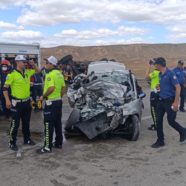 Yozgat'ta otomobil ile kamyonun çarpıştığı kazada 3 kişi öldü, 2 kişi yaral...