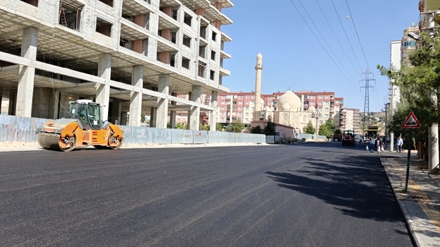 Mardin'de yol yapım ve asfalt çalışmaları sürüyor