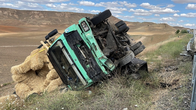 Ters yönde ilerleyen otomobil ile kamyon çarpıştı: 3 ölü, 2 yaralı