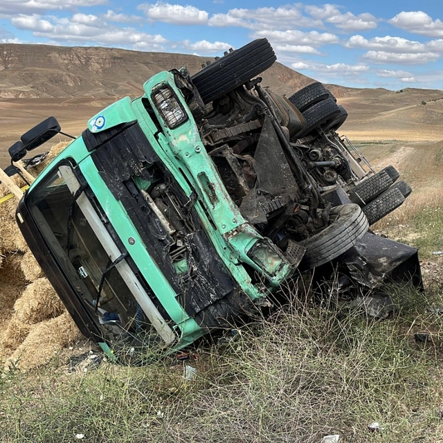 Ters yönde ilerleyen otomobil ile kamyon çarpıştı: 3 ölü, 2 yaralı