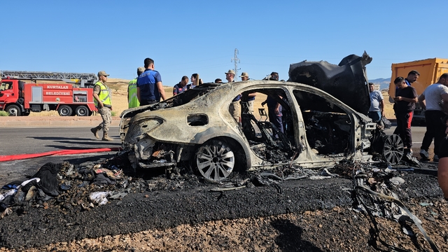 Siirt'te seyir halindeki otomobil yandı