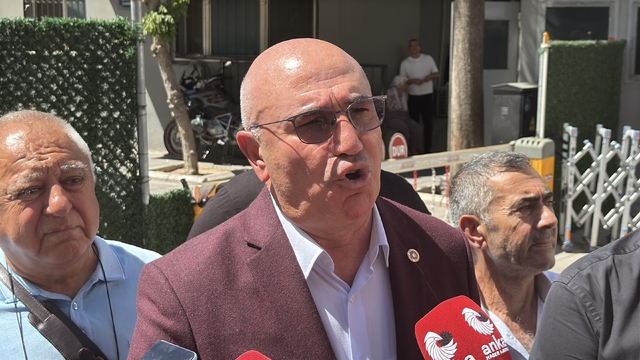 İzmir'de kooperatif mağdurları, emniyete gelen CHP heyetine tepki gösterdi