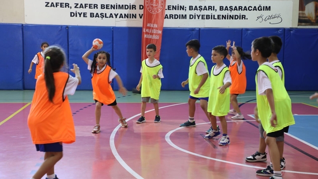 Antalya'da "Üç Adımda Zirveye" okul öncesi dönemde hentbol eğitimi başladı