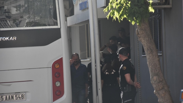 İzmir'deki 'yolsuzluk' operasyonu şüphelilerinden bazıları sağlık kontrolünden geçirildi