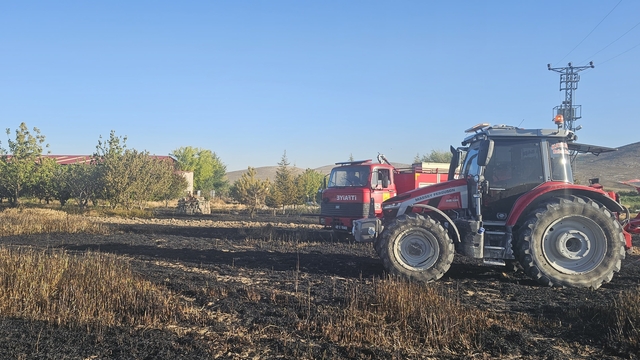 Konya'da buğday tarlasında çıkan yangın söndürüldü