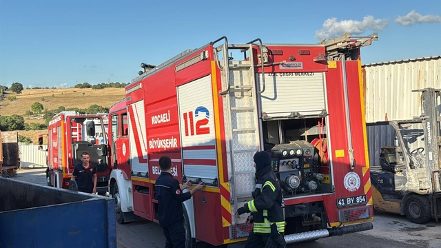 Kocaeli'de geri dönüşüm tesisinde çıkan yangın söndürüldü