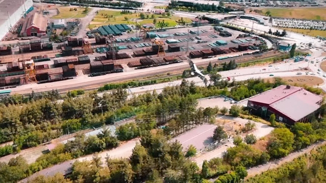 Gökyüzünde süzülen leylek dron kamerasında