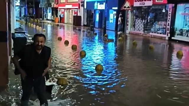 Fatsa'da sağanak, su baskınına neden oldu