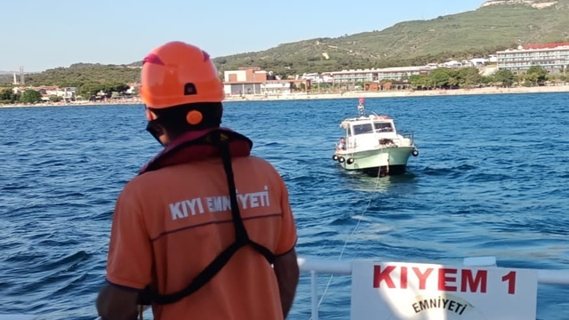 Çanakkale Boğazı'nda sürüklenen tekne kurtarıldı