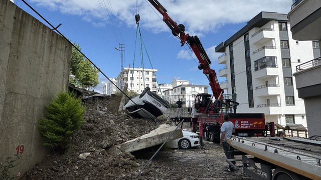 Samsun'da istinat duvarının yıkılması sonucu 4 araç hasar gördü