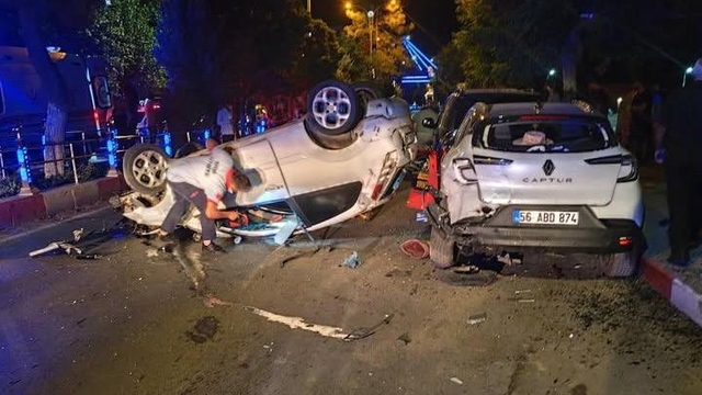 Otomobil refüje, ardından da park halindeki araca çarptı: 2'si ağır, 5 yaralı