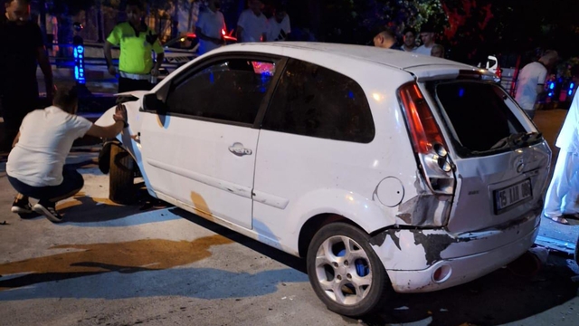 Siirt'te park halindeki cipe çarpan otomobildeki 5 kişi yaralandı